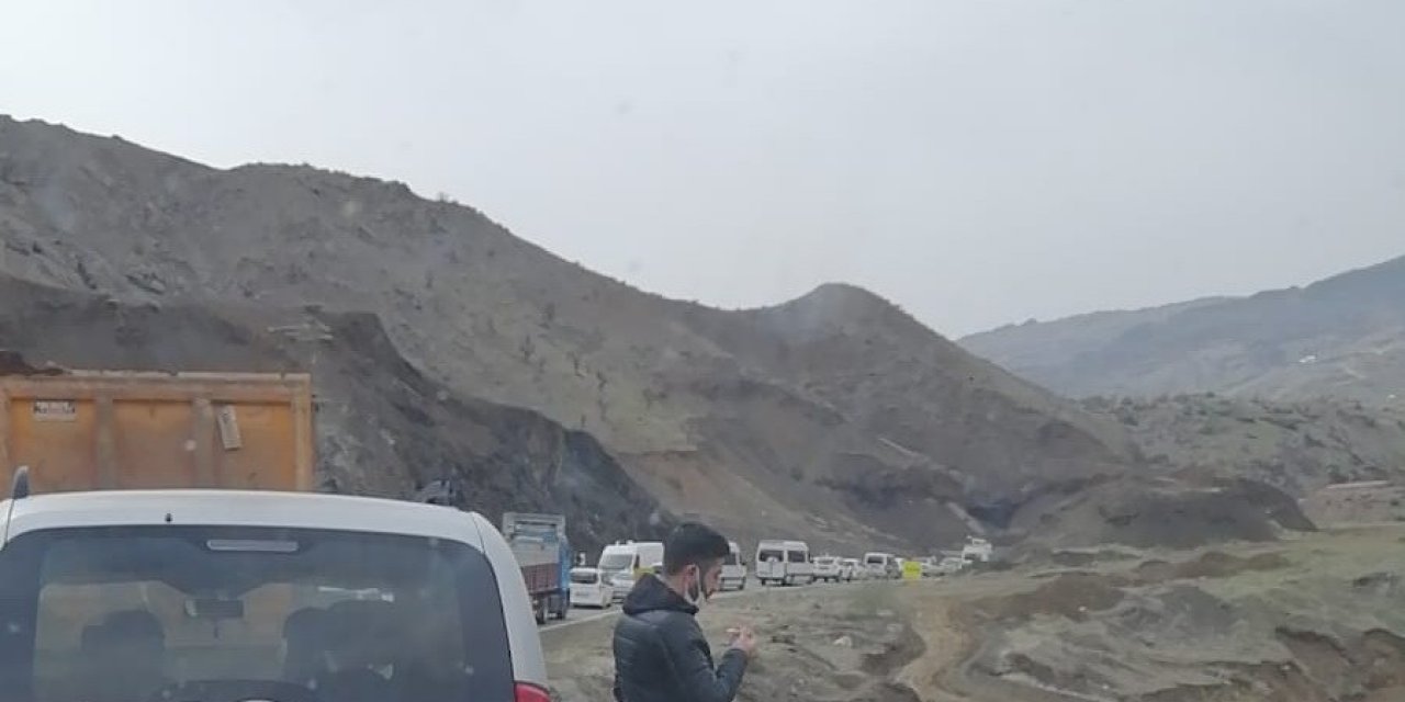 Dev Kayalar Adıyaman- Malatya Karayolunu Trafiğe Kapattı