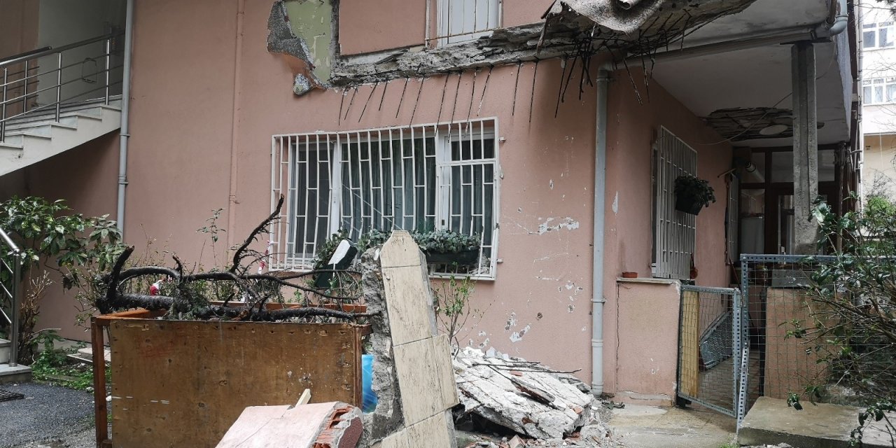 Üsküdar’da 5 Katlı Binada Evin Balkonu Çöktü