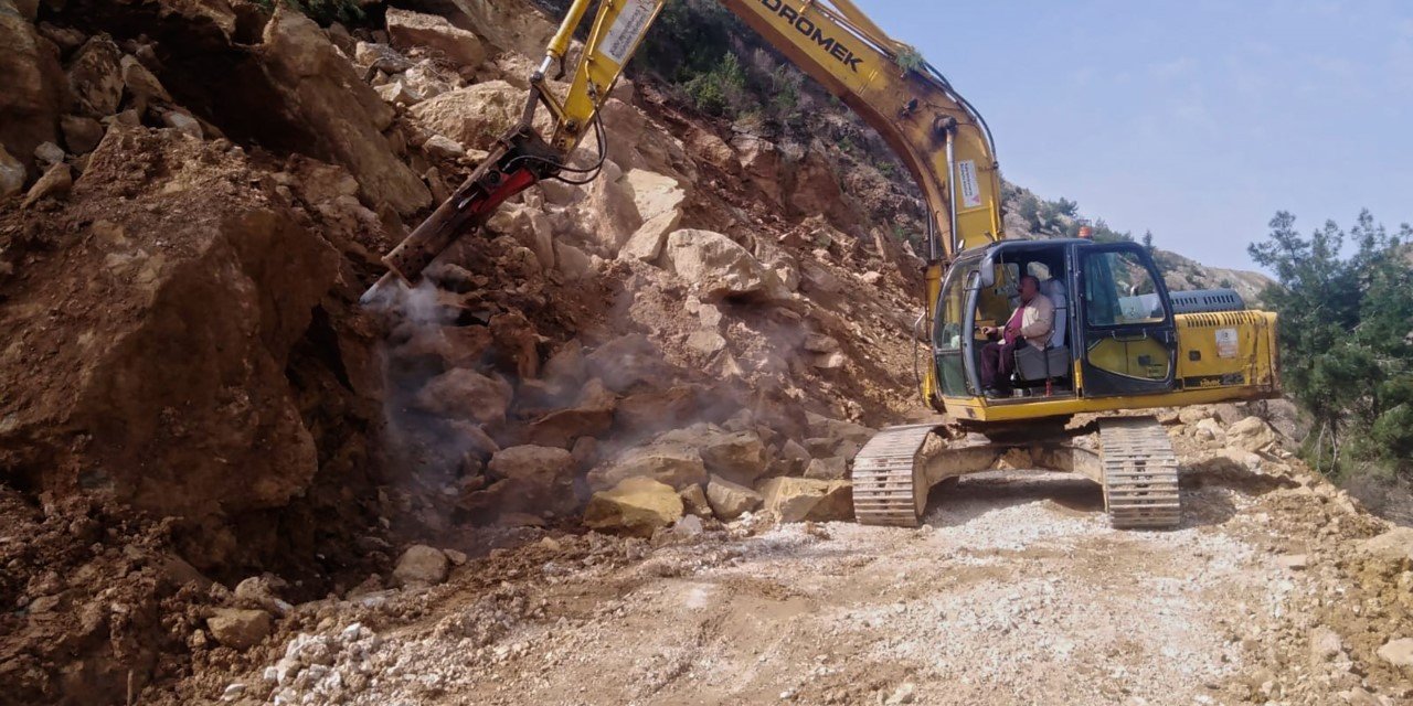 Heyelanda Kapanan Yol Açıldı