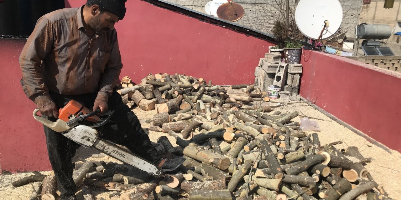 35 Yıldır Mahalle Mahalle Gezip Odun Keserek Ailesinin Geçimini Sağlıyor
