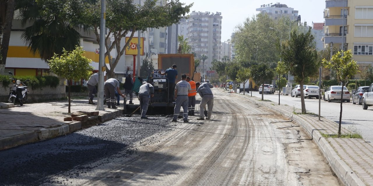 Çınarlı Caddesi’ne Sıcak Asfalt Çalışması