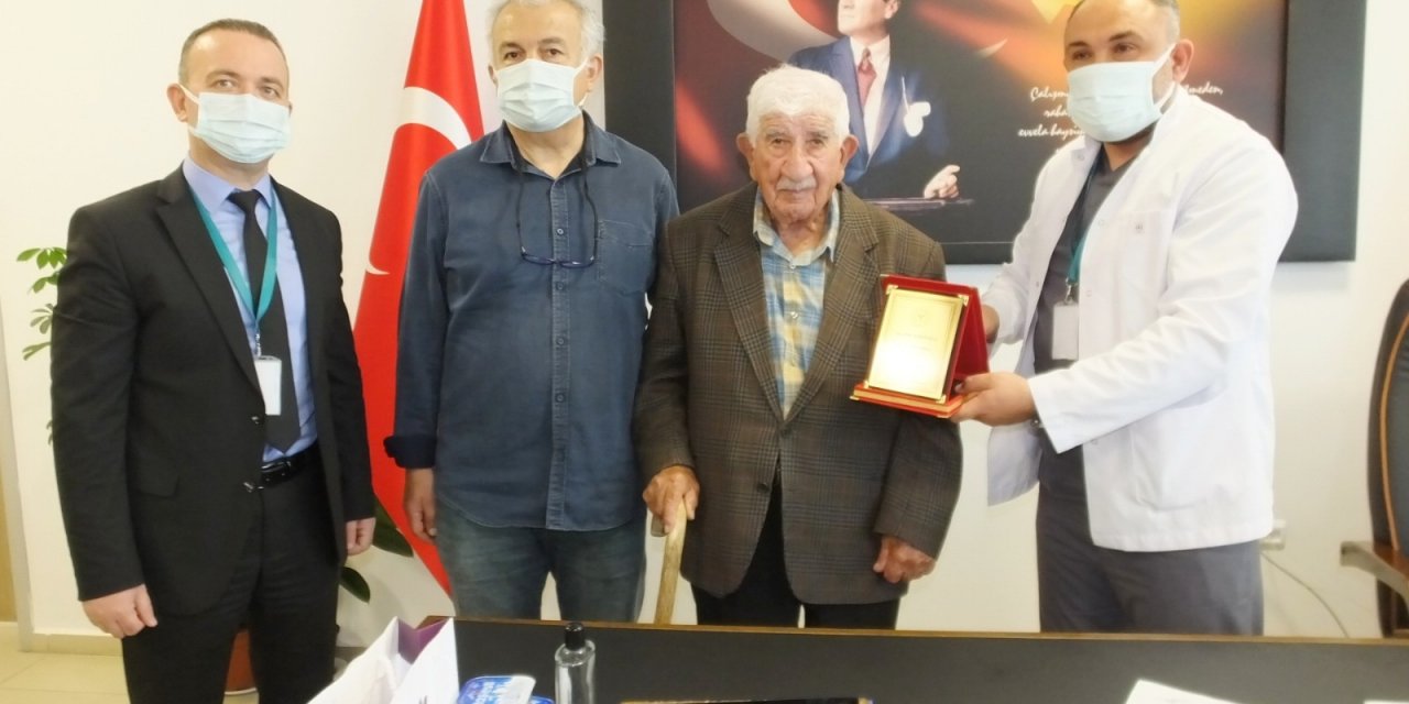 Burhaniye’de 96 Yaşındaki Hayırsevere Plaketli Teşekkür