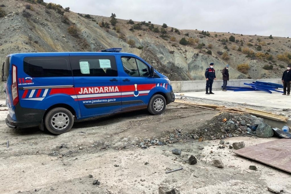 Ankara-Sivas YHT hattından demir korkuluk çalarken yakalandılar