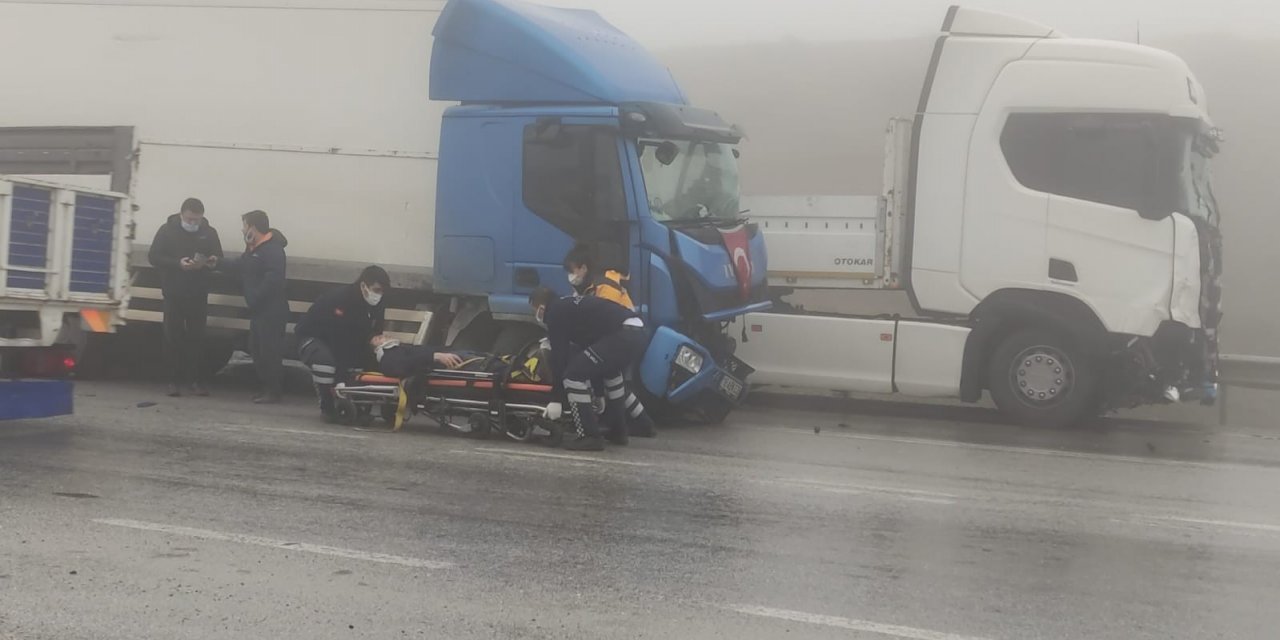 Bursa’da Yoğun Sis...i̇ki Tır Çarpıştı: 1 Yaralı