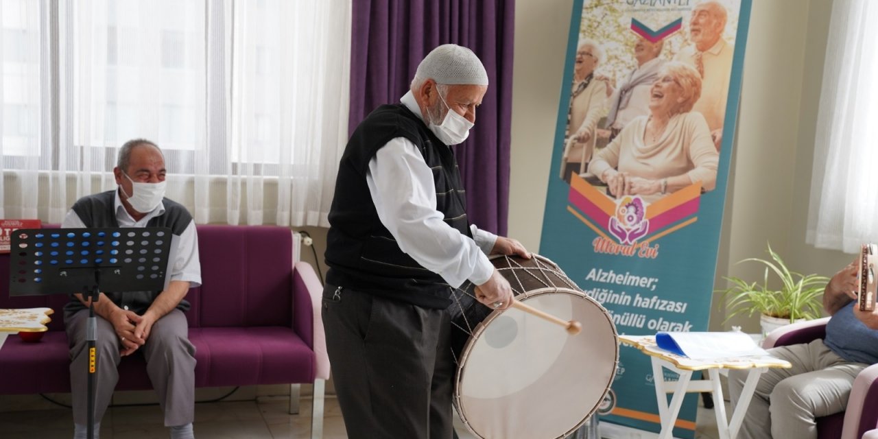 Alzaymır Hastası Ulu Çınarlar, Müzikli Terapi İle Moral Depoluyor