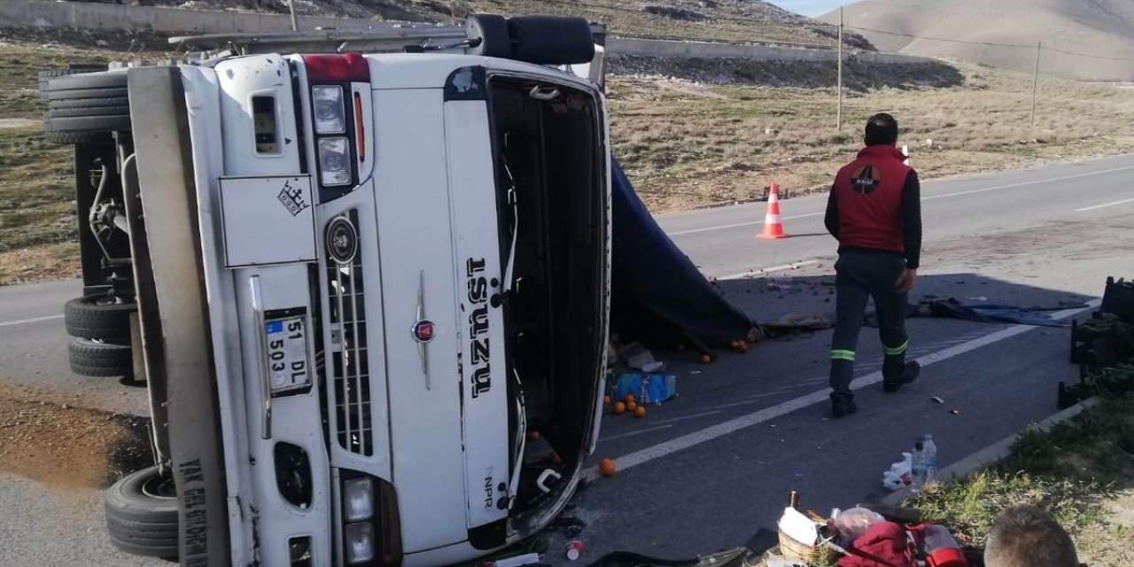 Meyve Yüklü Kamyonet Takla Attı: 1 Yaralı
