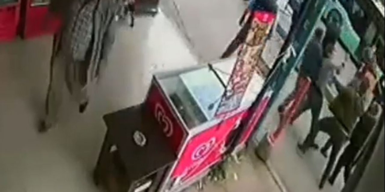 Maddi Hasarlı Kazanın Ardından Tekme Ve Yumruklar Havada Uçuştu