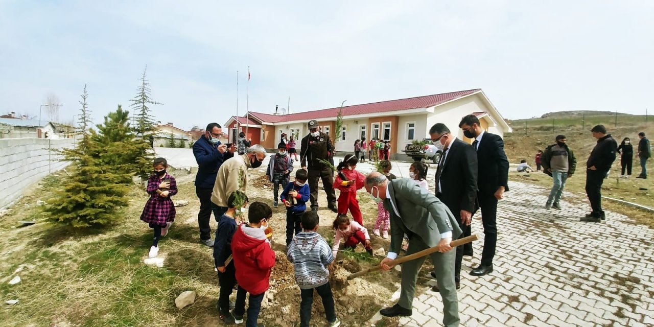 Okul Bahçesinde Fidan Dikimi