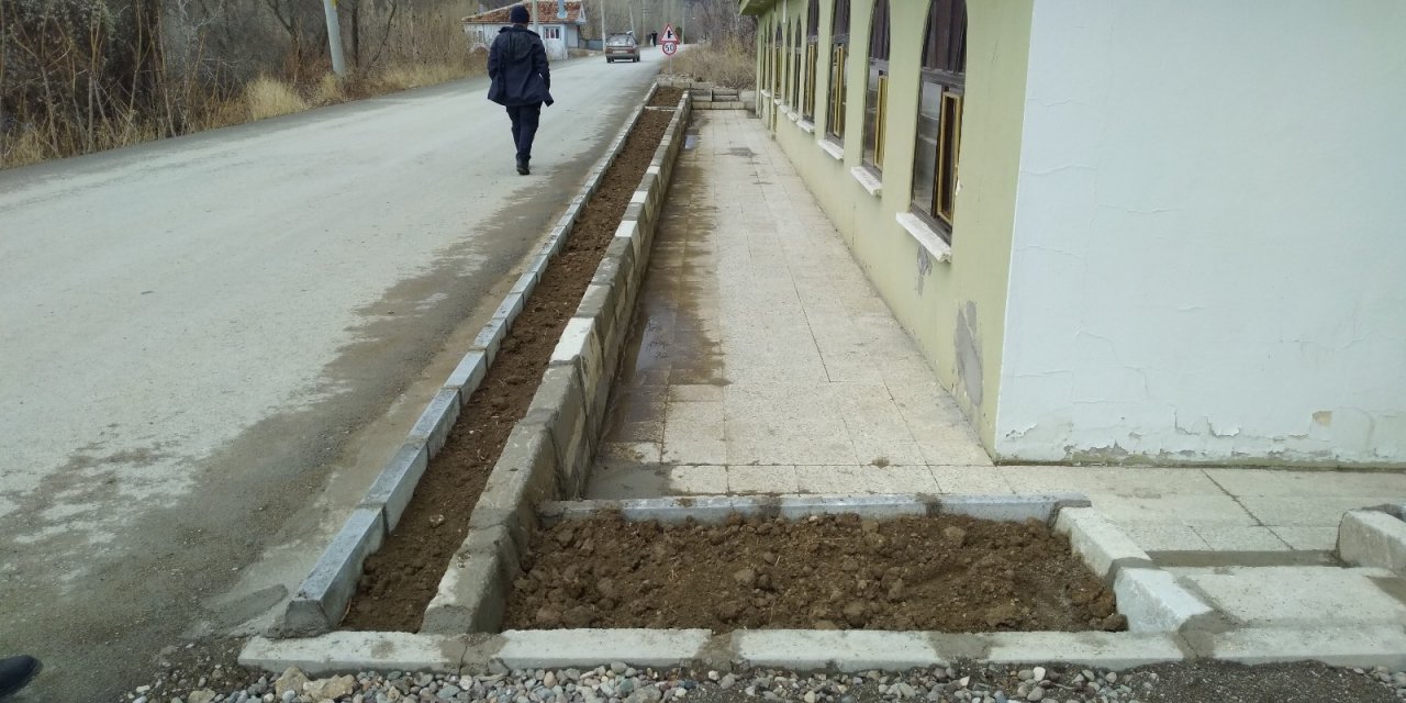 Bayat Belediyesi’nden Kurt Dede Türbesinde Çevre Düzenlemesi