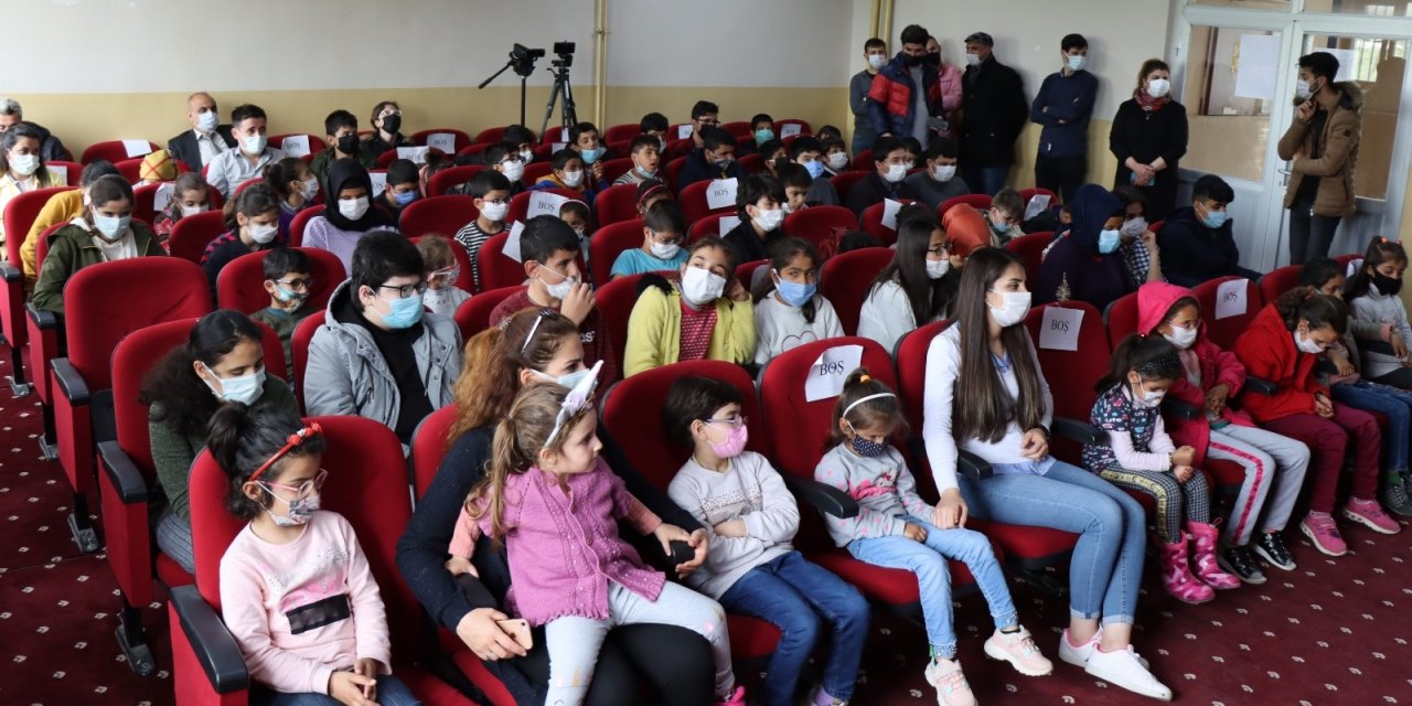 Şanlıurfa’da Görme Engelli Öğrenciler Tiyatro İle Tanıştı
