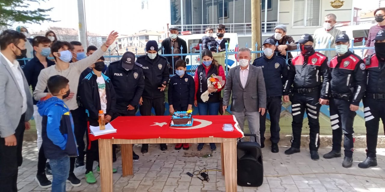 Cami Cemaatinden Polise Yaş Pastalı Kutlama