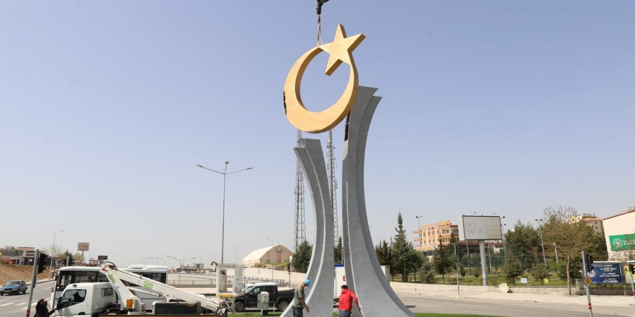 Ay Yıldızlı Anıt Yerine Yerleştirildi
