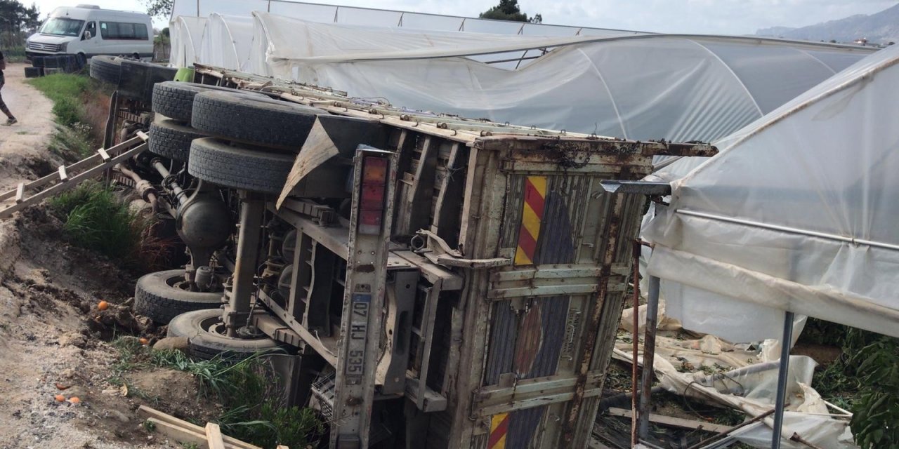 Portakal Yüklü Kamyon Seraya Daldı