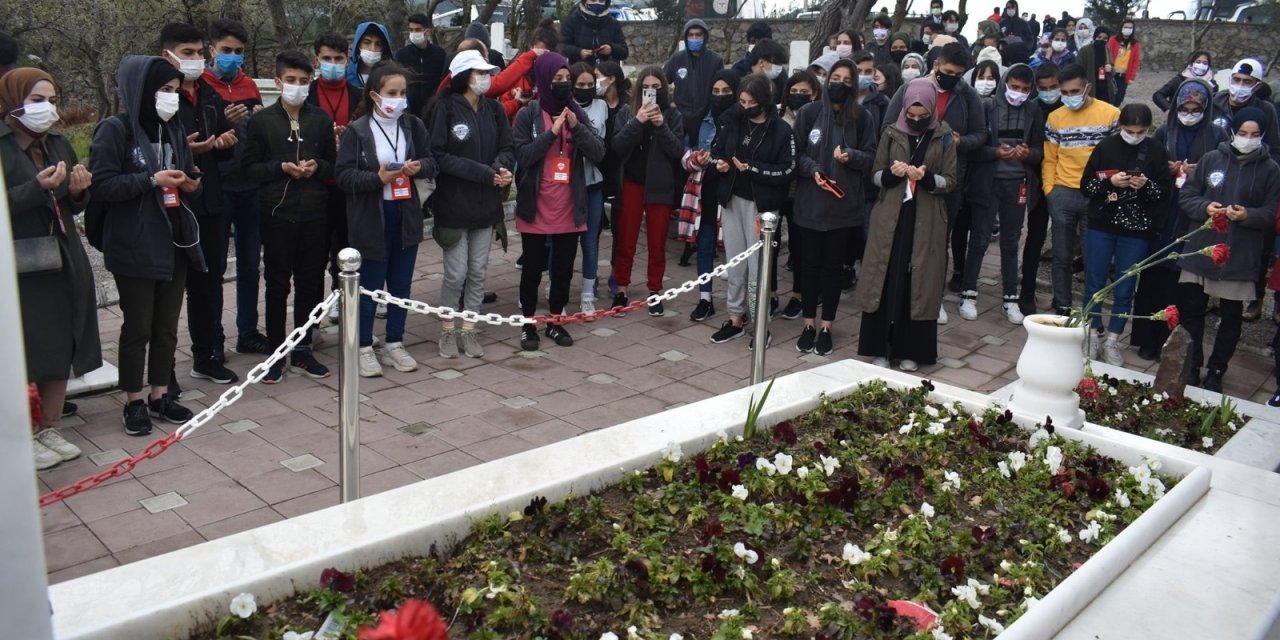 "yarın Çok Genç Olacak Projesi" Kapsamında 160 Öğrenci Koca Seyit’in Mezarını Ziyaret Etti