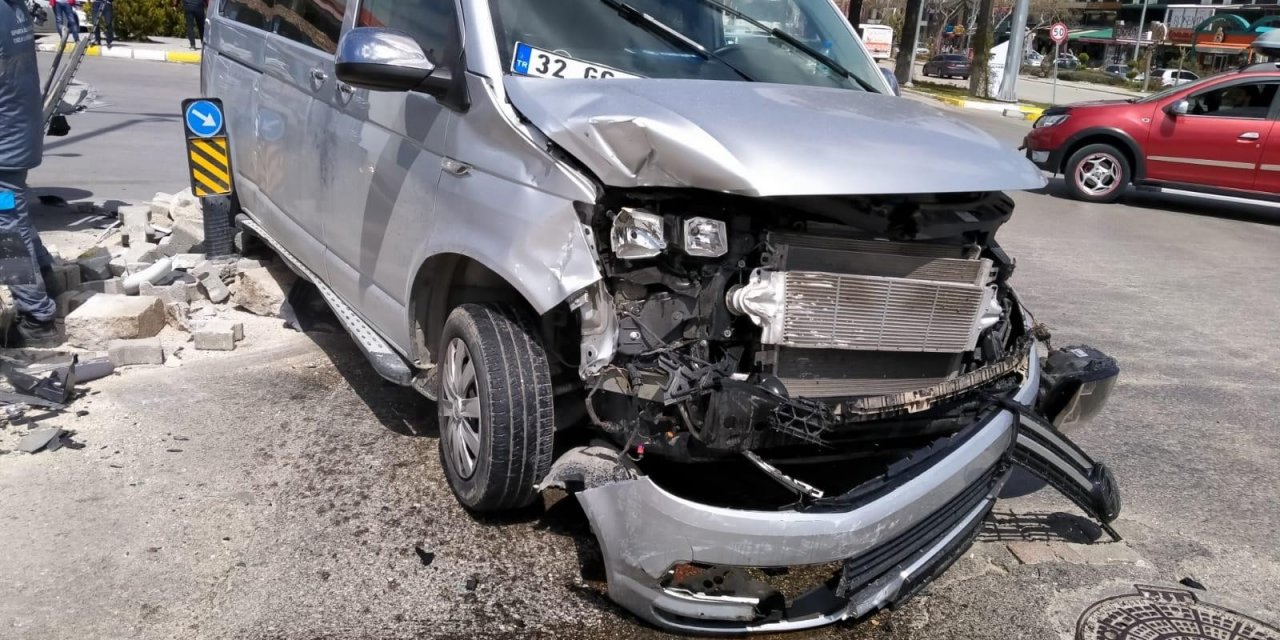 Isparta’da Hafif Ticari Araç İle Minibüs Çarpıştı: 1 Yaralı