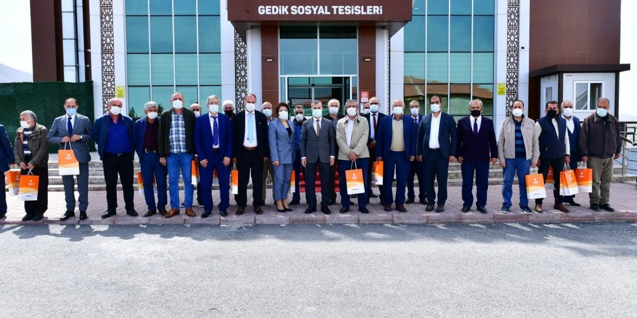 Çınar, Yeşilyurt Belediyesi’nden Emekli Olan Personellere Plaket Takdim Etti