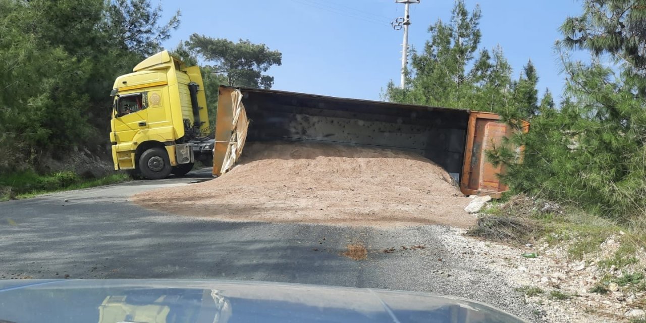 Tırın Devrilen Hafriyat Dolu Dorsesi Yolu Trafiğe Kapadı