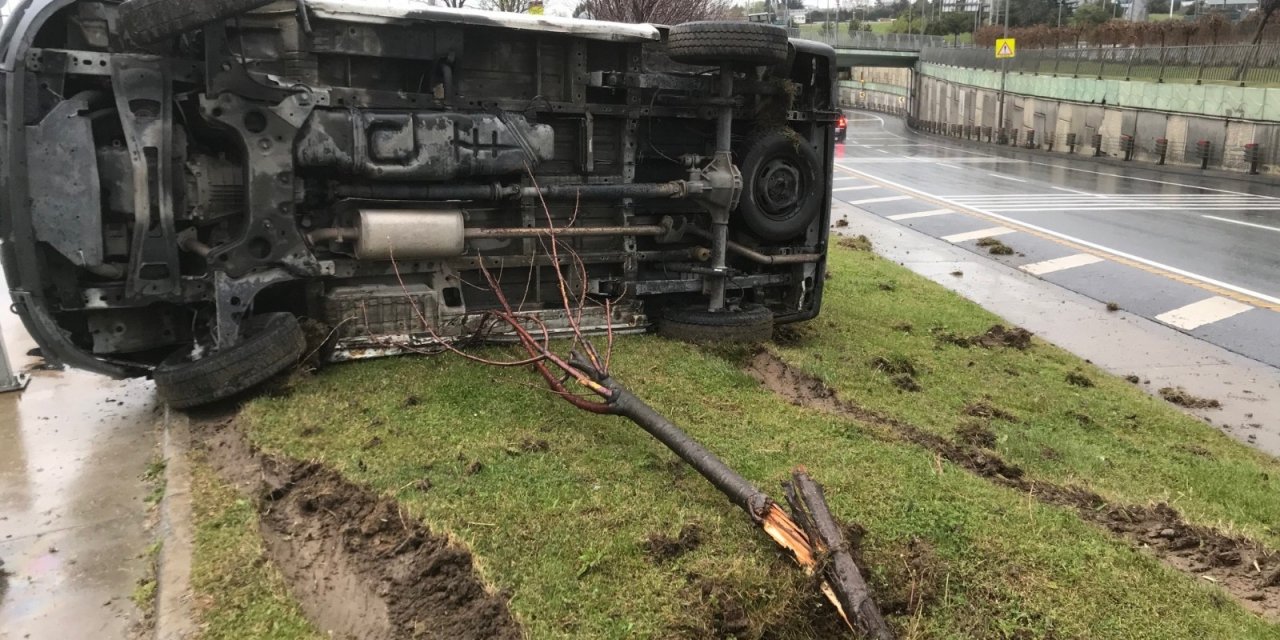 Bakırköy’de Kontrolden Çıkan Araç Yan Yattı: 1 Yaralı