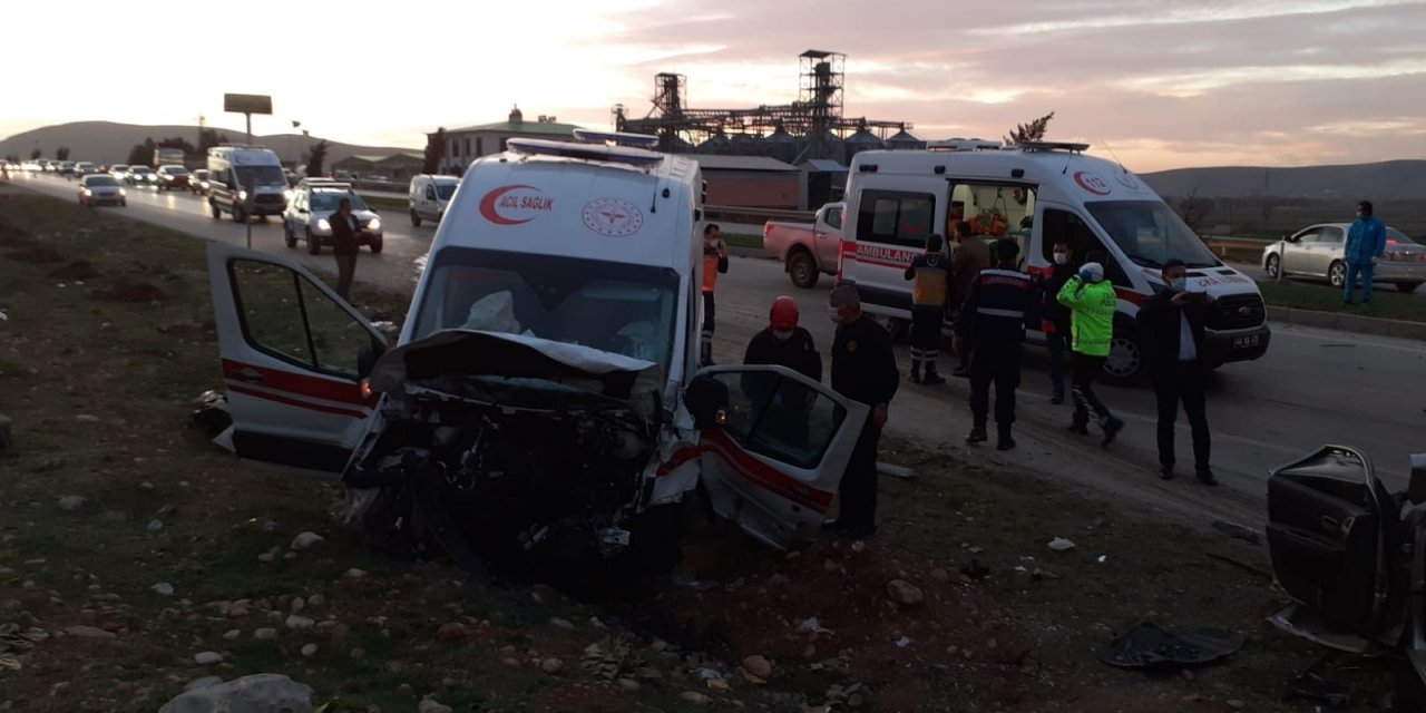Karşı Şeride Geçen Otomobil İle Ambulans Kafa Kafaya Çarpıştı: 3 Ölü, 3 Yaralı