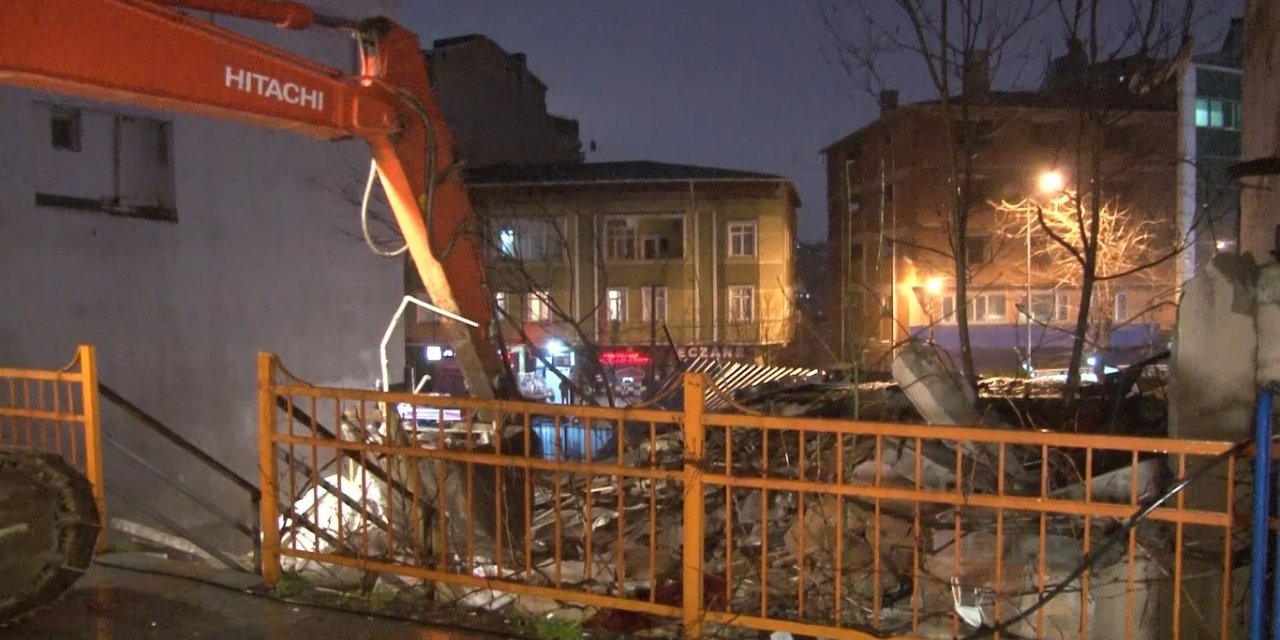 Kağıthane’de Çöken Metruk Bina Kontrollü Şekilde Yıkıldı