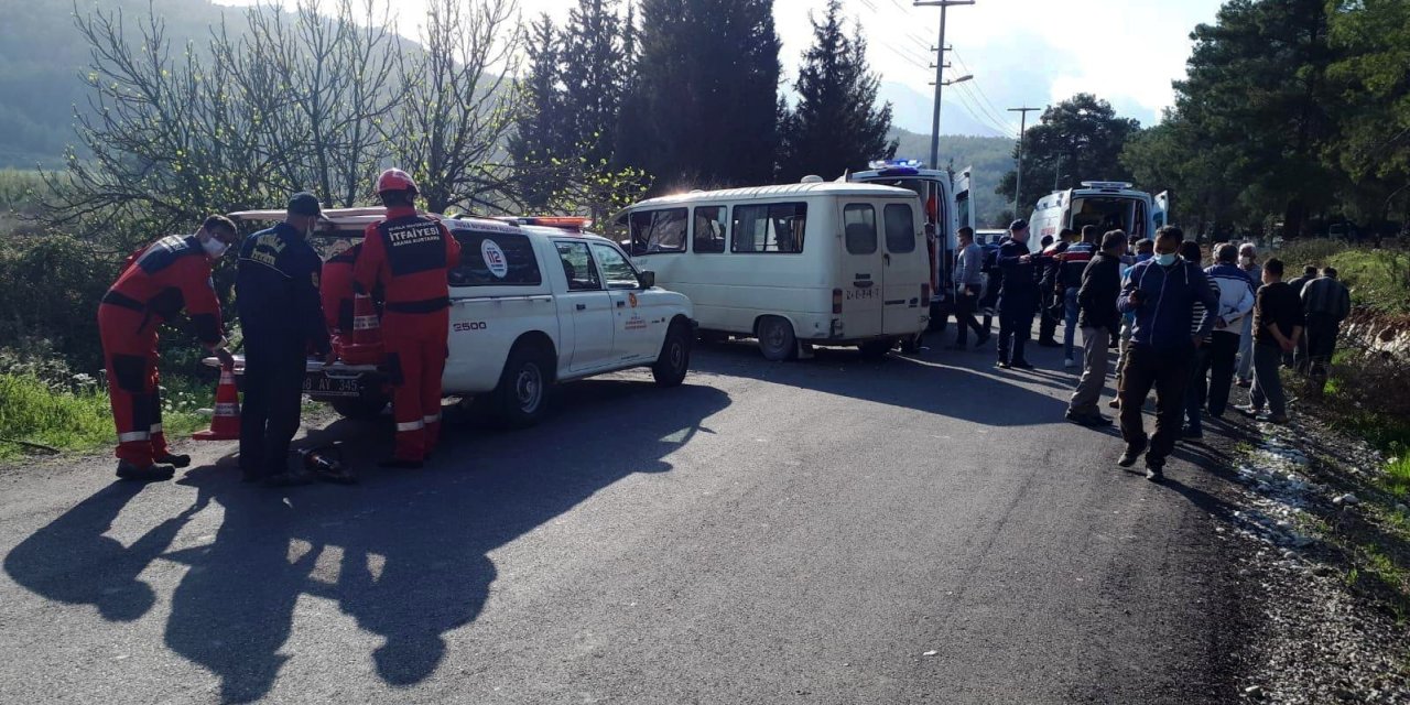 Seydikemer’de Mezarlığın Duvarına Çarpan Minibüsteki 2 Kişi Yaralandı