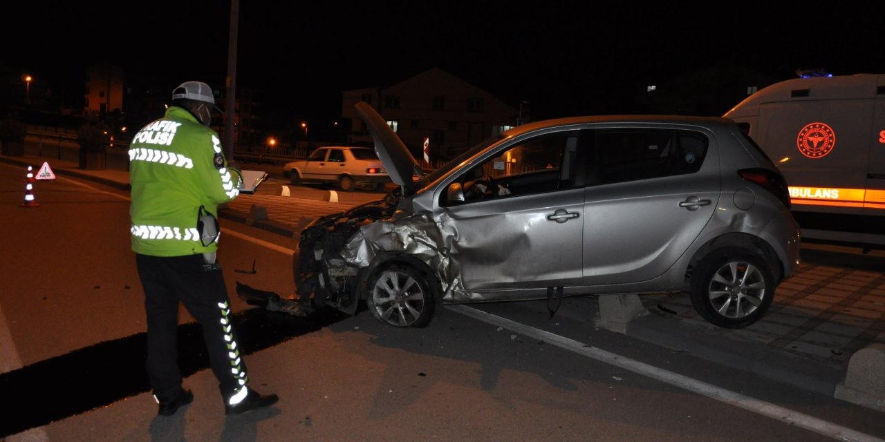 Karaman’da Çarpışan Otomobiller Kaldırıma Savruldu: 1 Yaralı