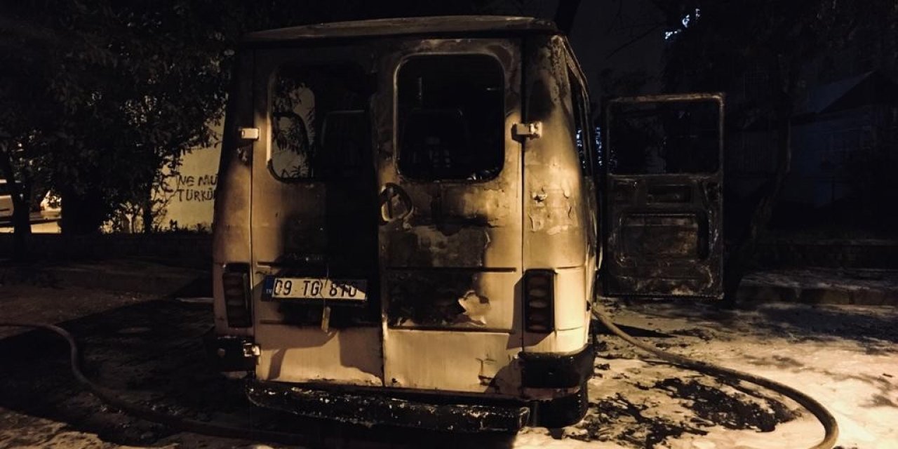 Park Halindeki Minibüs Alev Aldı, 2 Araç Kullanılamaz Hale Geldi