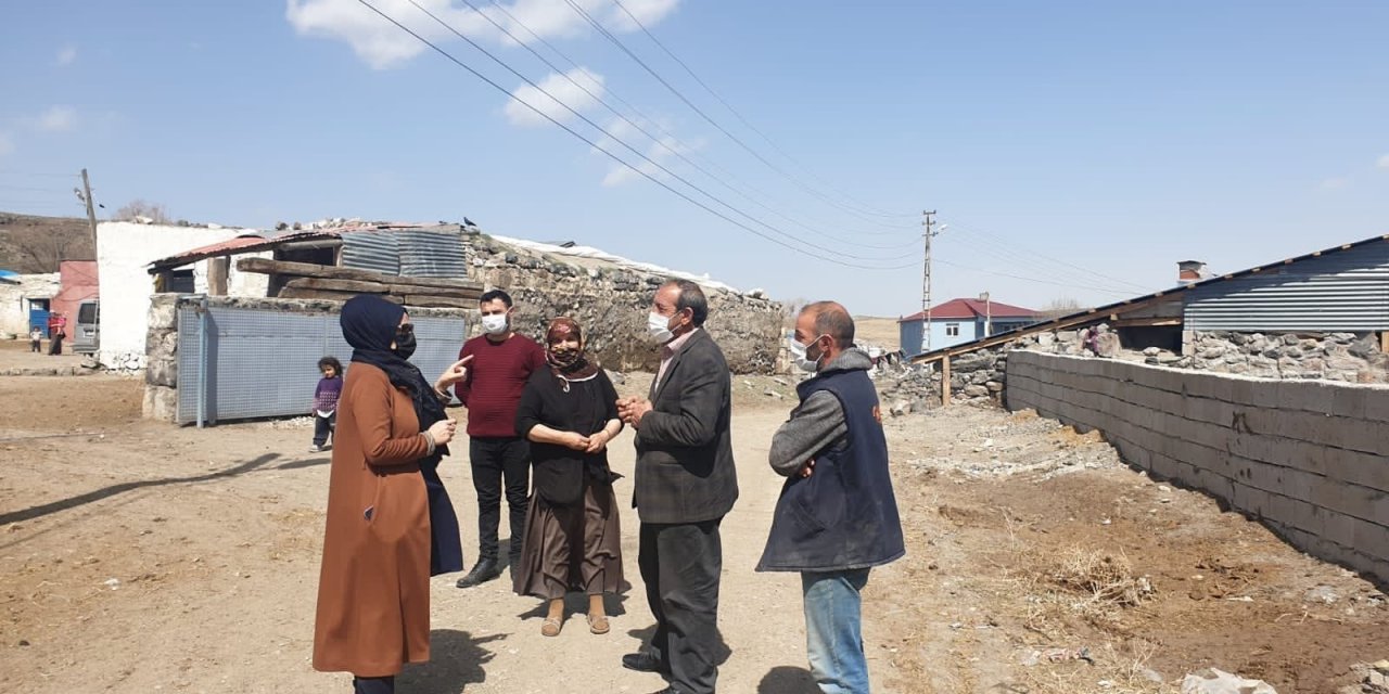 Kaymakam Çakas, Köylerde İncelemelerde Bulundu