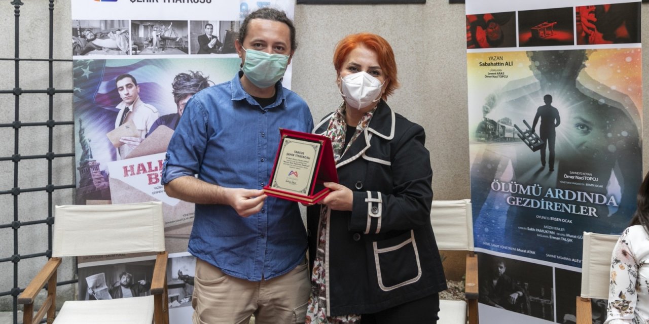 Mersin’de Tiyatro Gruplarına Plaket