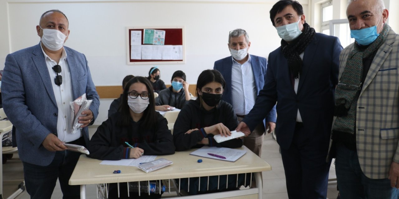 50 Bin Adet Maske Esnaf, Öğrenciler Ve Vatandaşlara Dağıtıldı