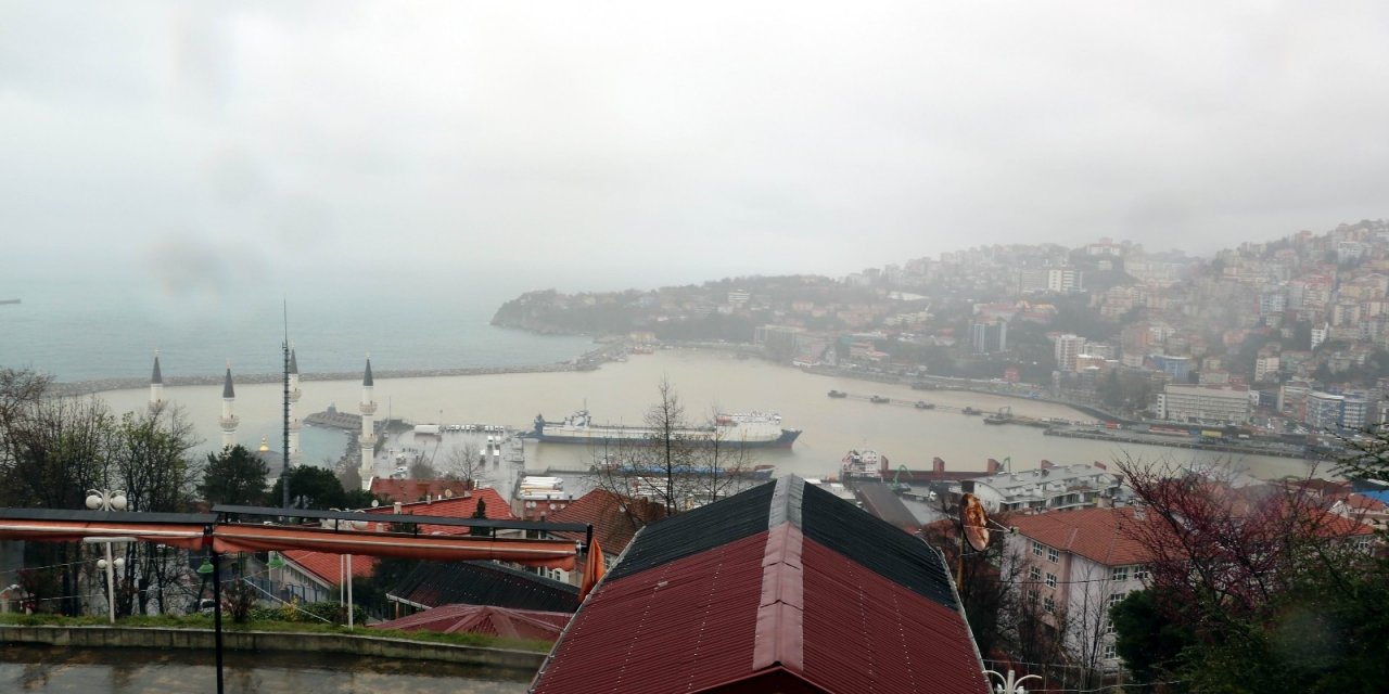 Zonguldak Limanı Sarıya Boyandı