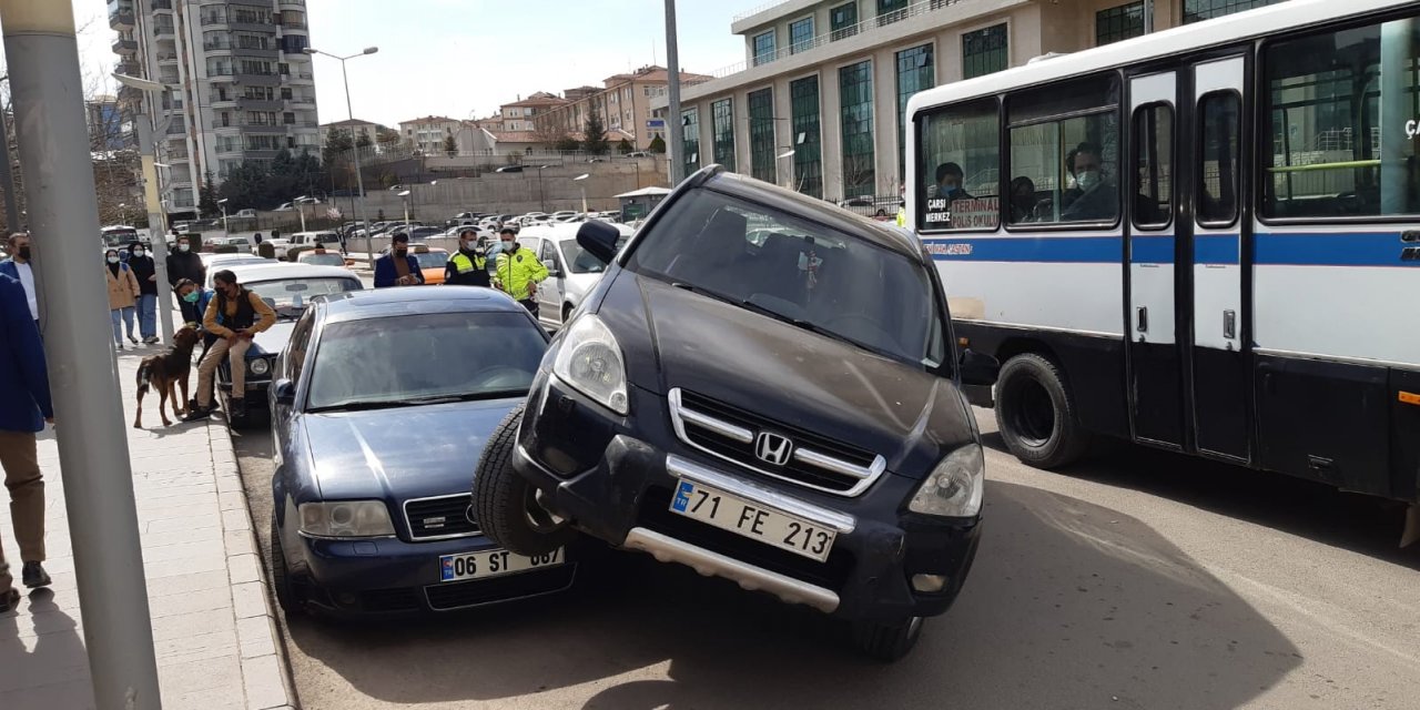 Kırıkkale’de İlginç Kaza, Cip Park Halindeki Otomobilin Üzerine Çıktı