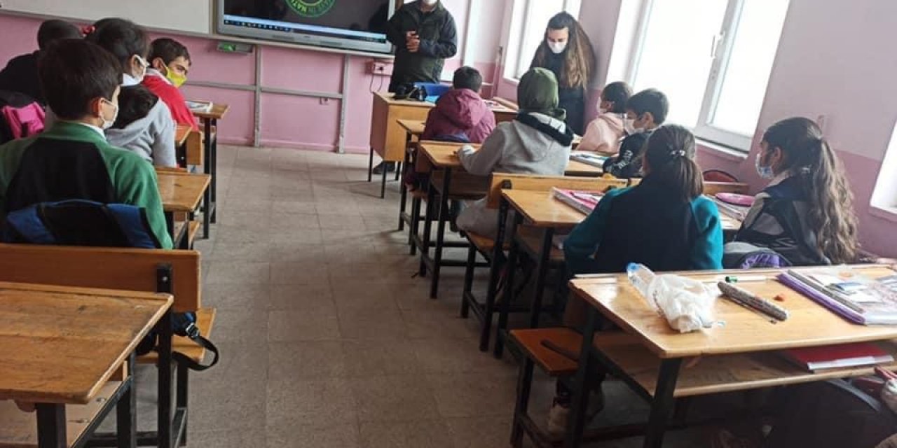 Öğrencilere Doğa Eğitimi Verildi