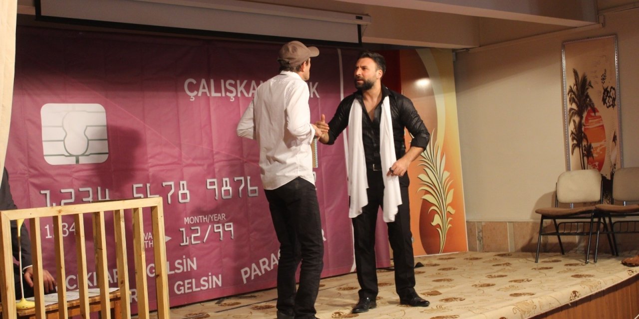 Şemdinli’de "dikkat Aile Var" Oyunu Sahnelendi