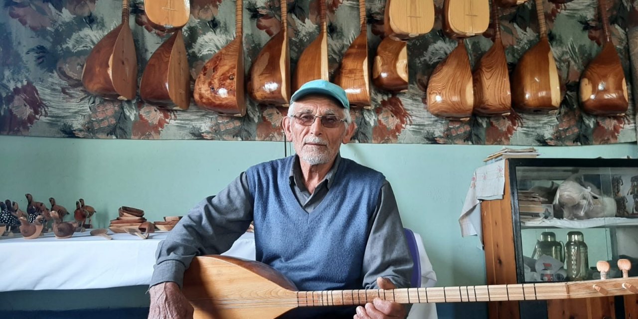 Köylerinde Bir Hafta Kalan Aşık Veysel’den Etkilendi, 60 Yıldır Saz Yapıp Saz Çalıyor