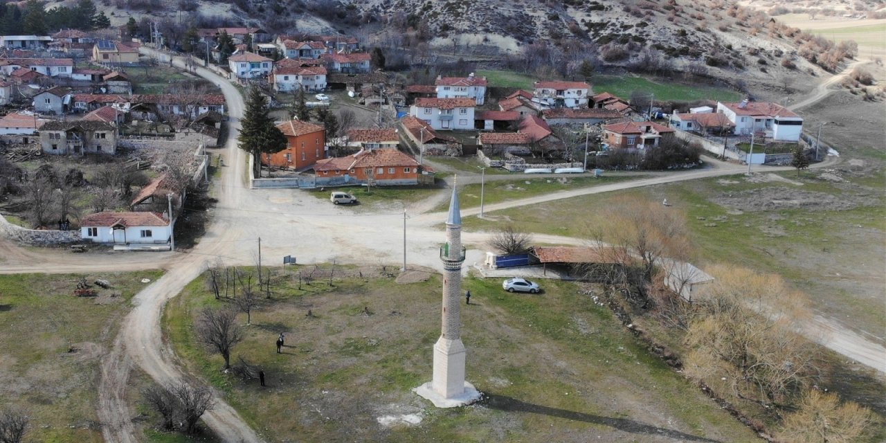Camisiz Minare Köyün Sembolü Oldu