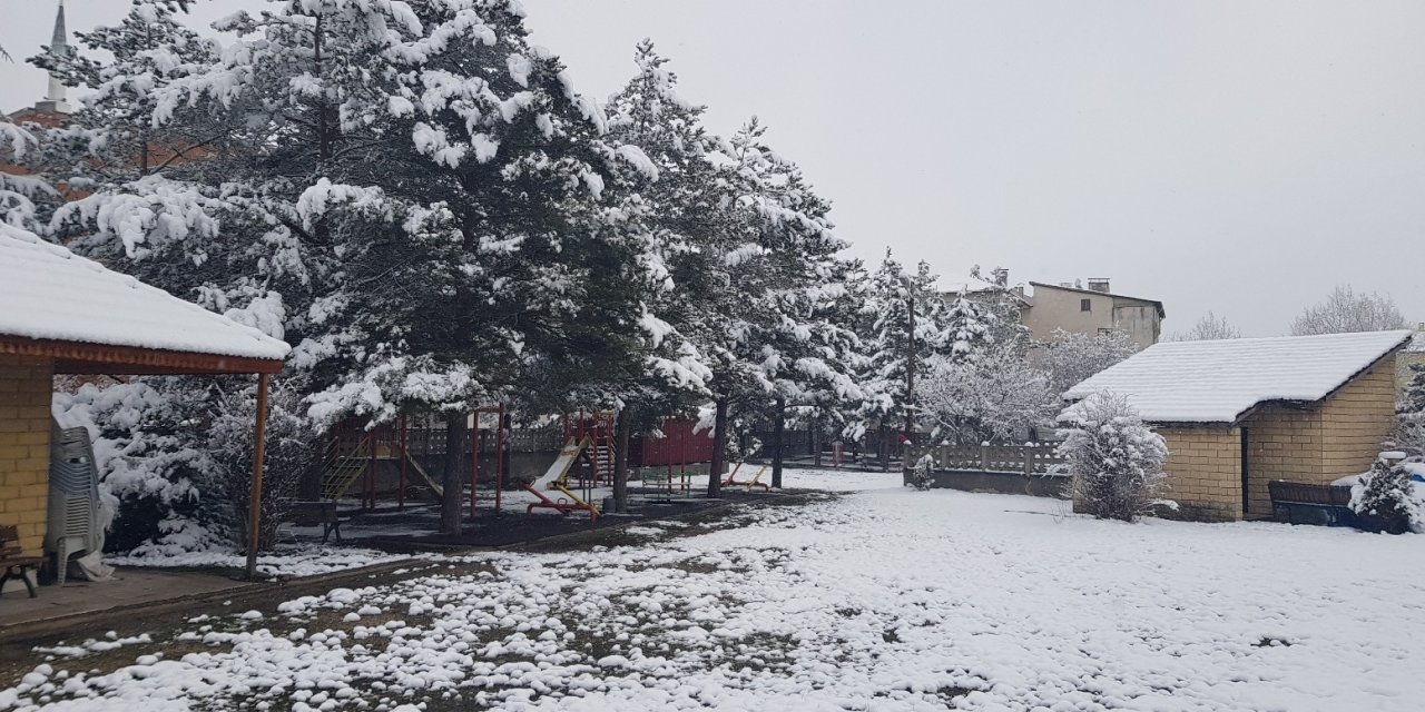 Karabük Nisan Ayında Yeniden Beyaz Örtüyle Kaplandı