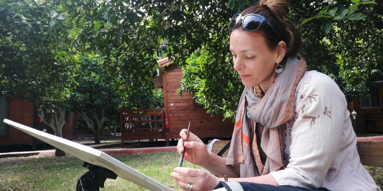 Rus Turist Tatil İçin Geldiği Çıralı’da Baharı Resmediyor