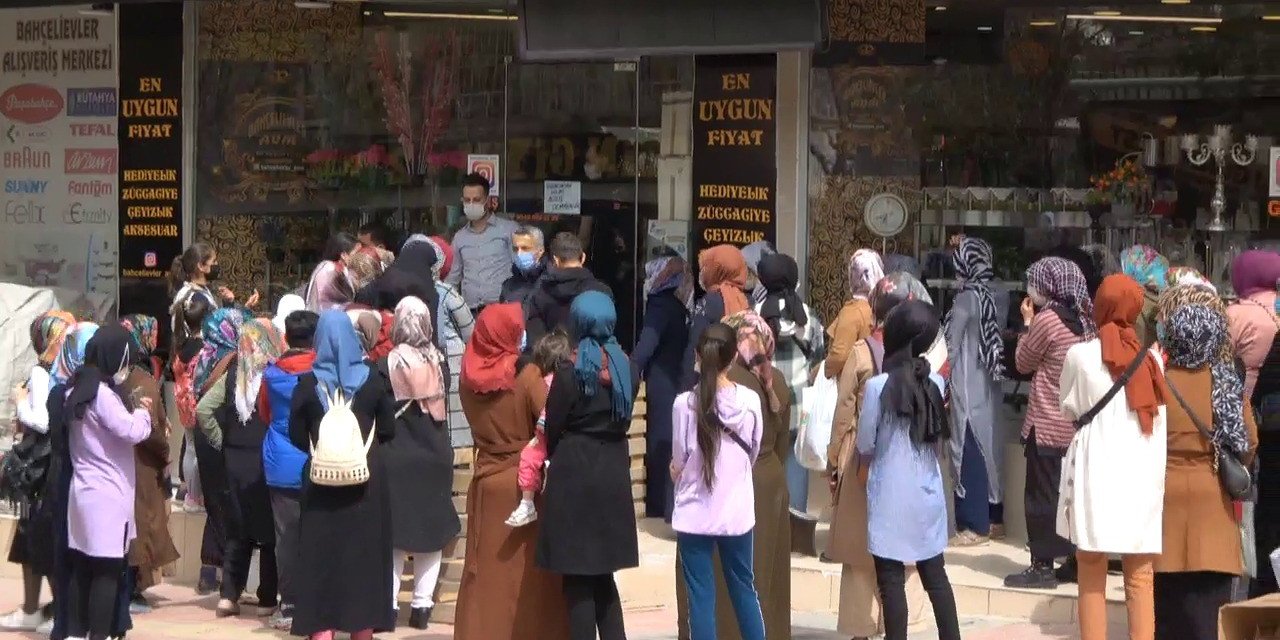 Siirt’te İndirimi Duyanlar Tedbirleri Unutup Mağaza Önünde Kuyruğa Girdi