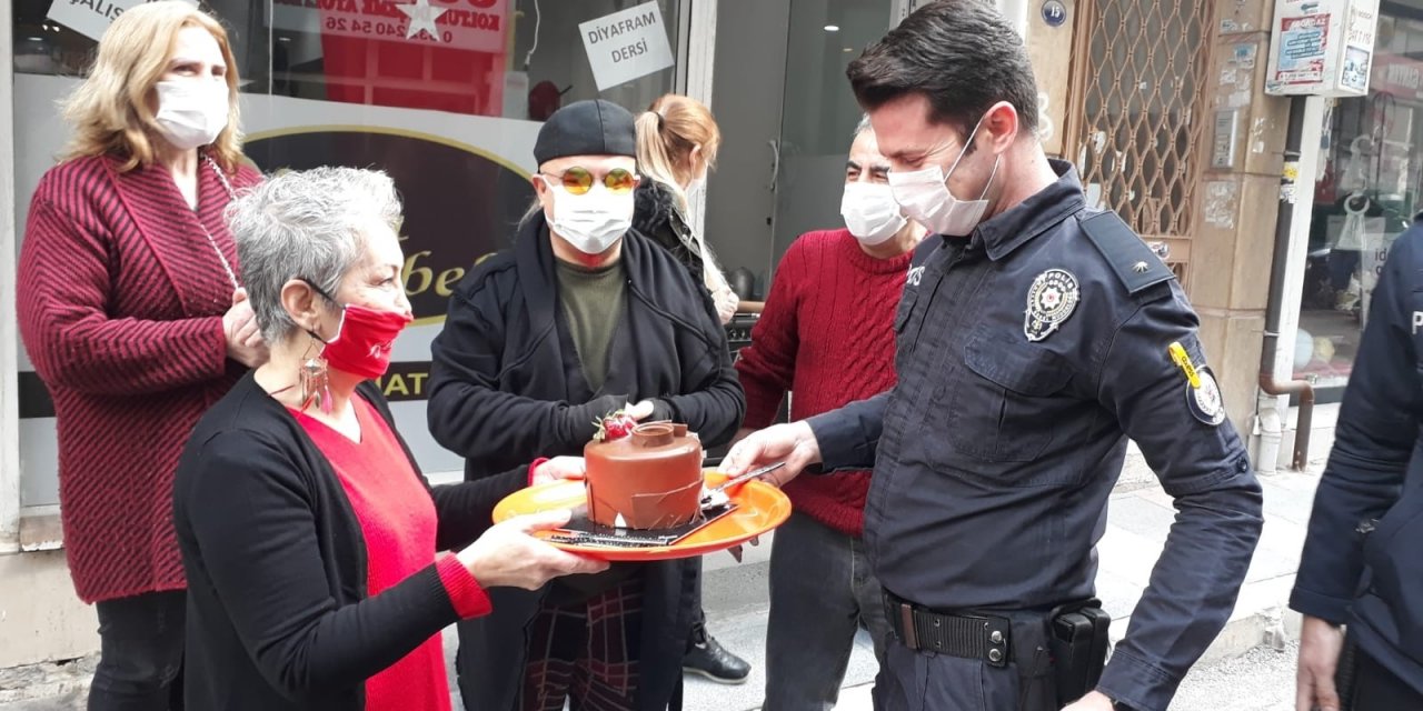 İ̇zmir’de Kadına Şiddet İhbarına Giden Polisler Sürprizle Karşılaştı
