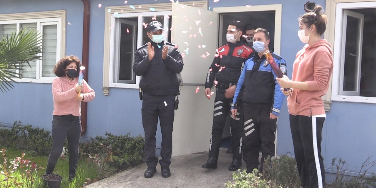 Olay İhbarına Giden Polislere Özel Öğrencilerden Sürpriz