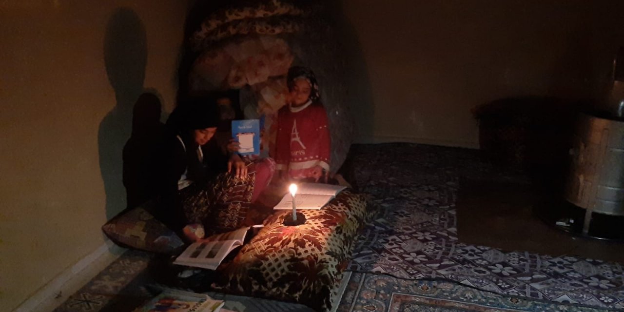 Yeşilli Belediyesinin Elektriğini Kestiği Evde Mum Işığında Ders Çalışan Kız: "bize Sahip Çıkın"