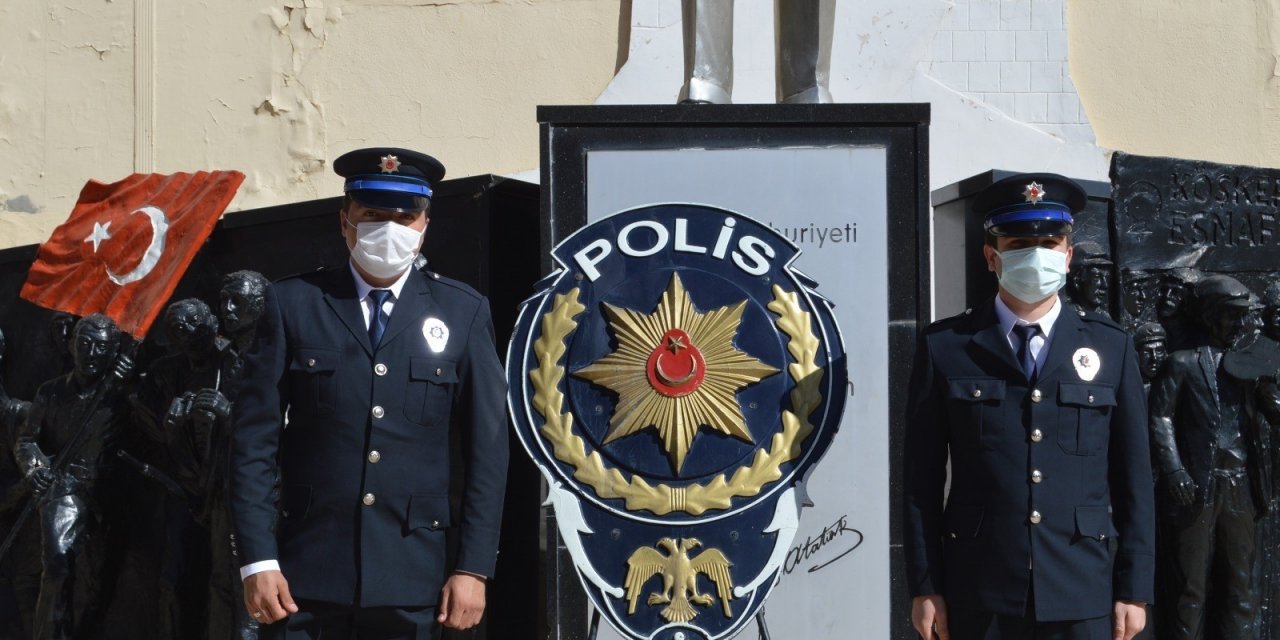 Polisler Atatürk Anıtına Çelenk Bıraktı