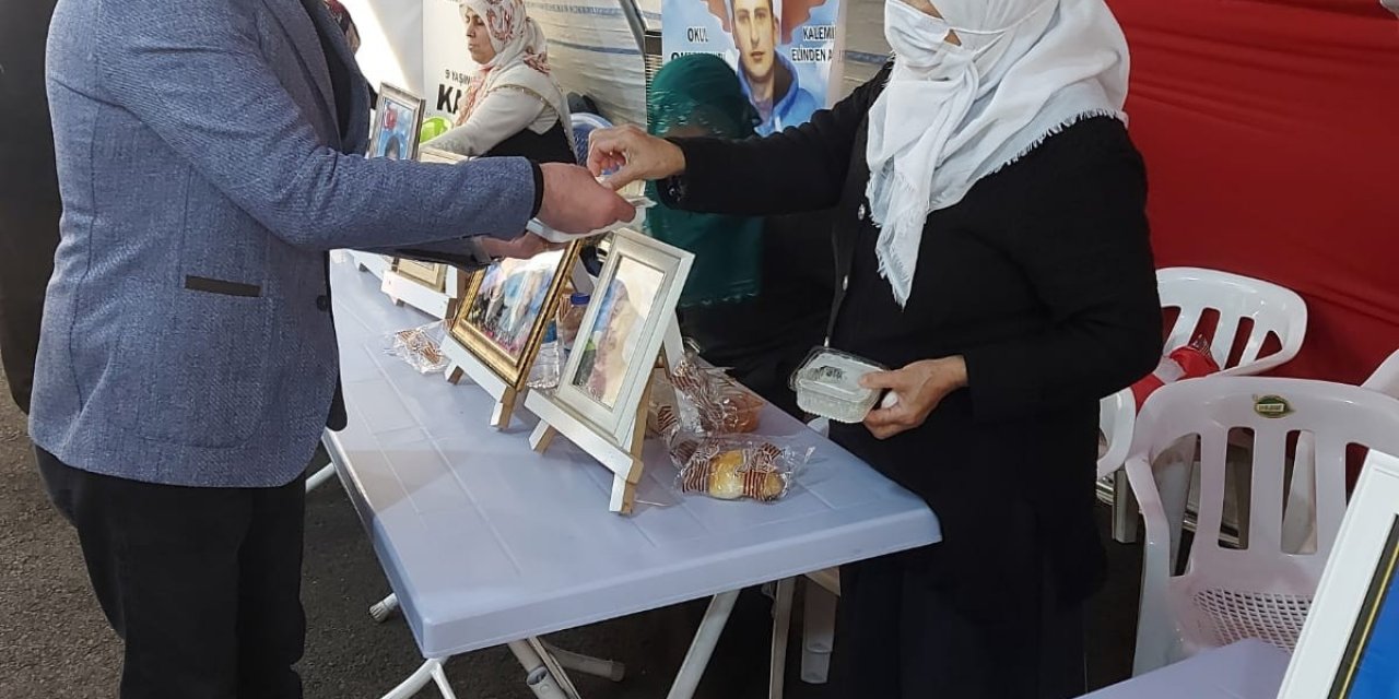 Evlat Nöbeti Tutan Diyarbakır Annelerine ’çekme Helva’ İkramı