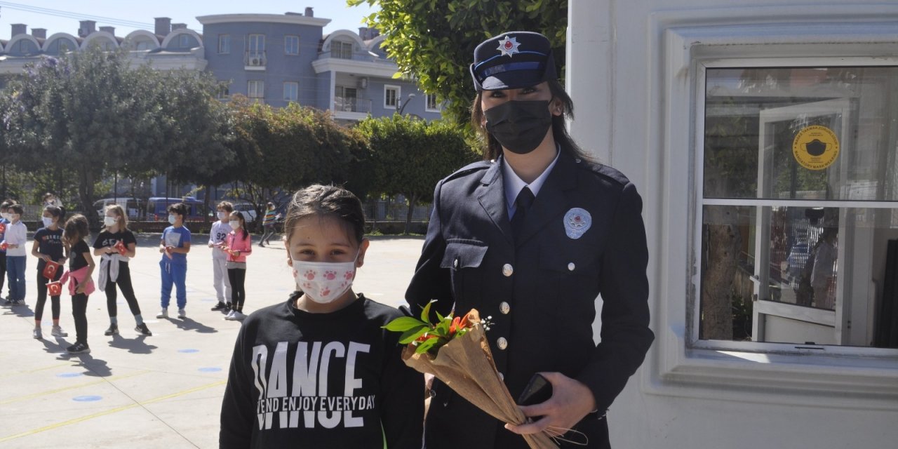 Marmaris’te Polis Ekipleri Öğrencilere Kep Ve Maske Dağıttı