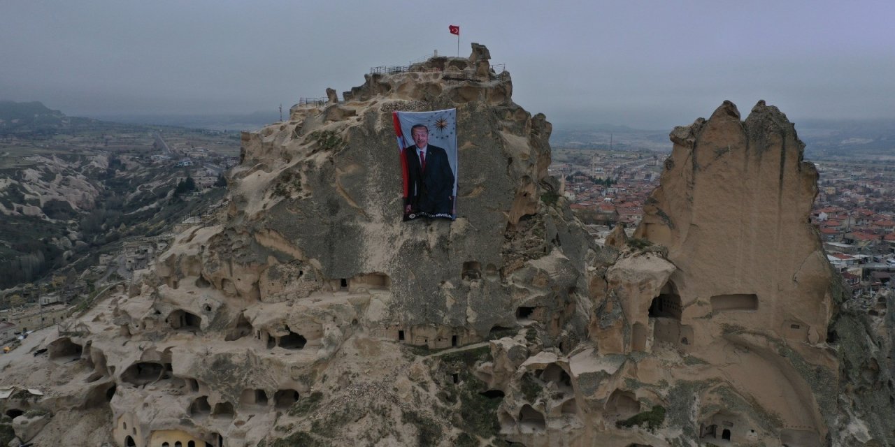 Dünyanın En Yüksek Peribacasına Cumhurbaşkanı Erdoğan’ın Posteri Asıldı