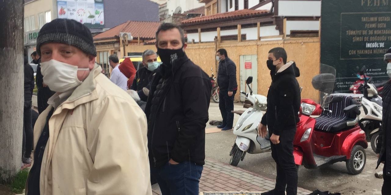 Nisanda Kar Yağdı, Cumaya Gidenler Namazlarını Kar Altında Kıldı