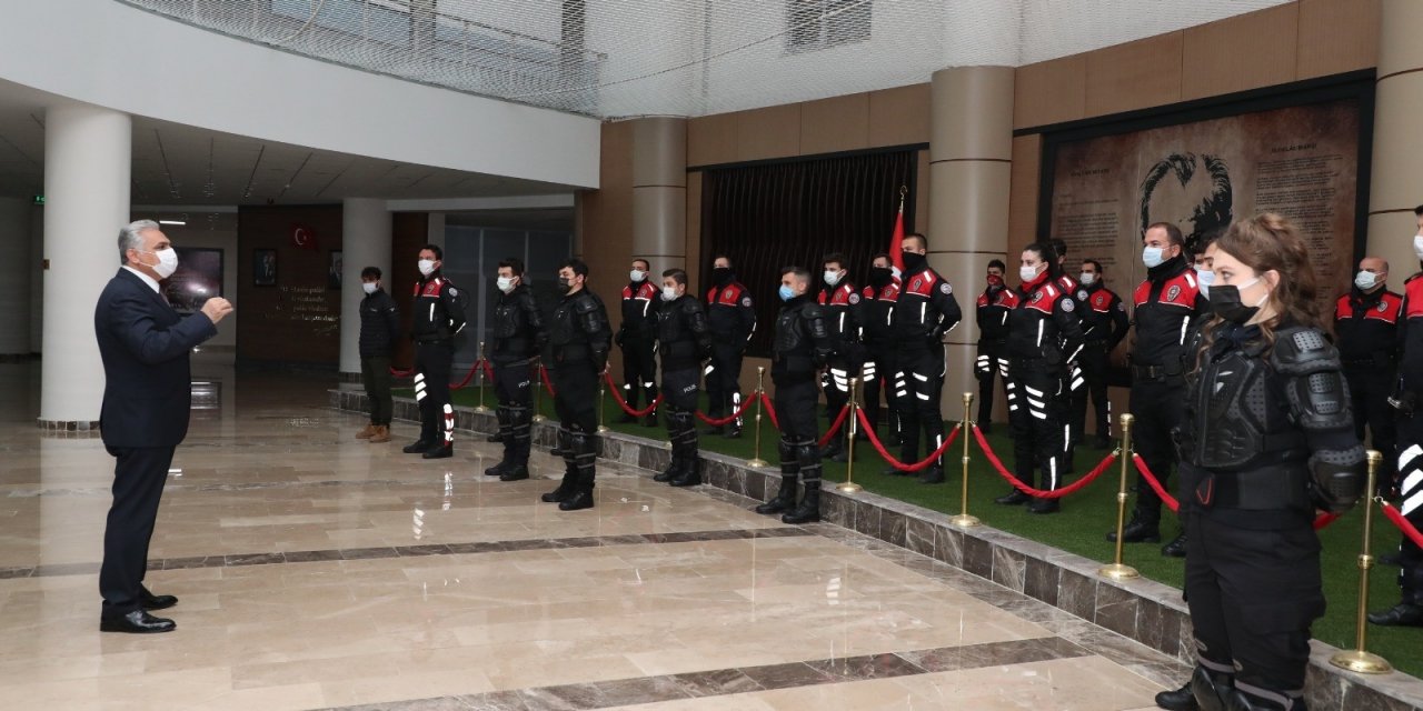 Polisler 26 Günlük Zorlu Eğitimi Başarıyla Tamamladı