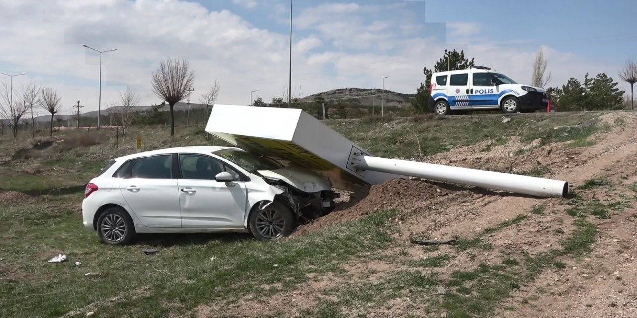 Çarptığı Tabela Otomobilin Üzerine Devrildi: 1 Yaralı