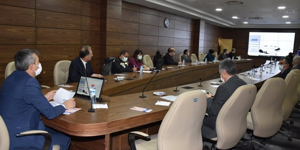 Vali Sezer, "afetlere Karşı Tedbirleri Sürekli Güncel Tutmamız Gerek"